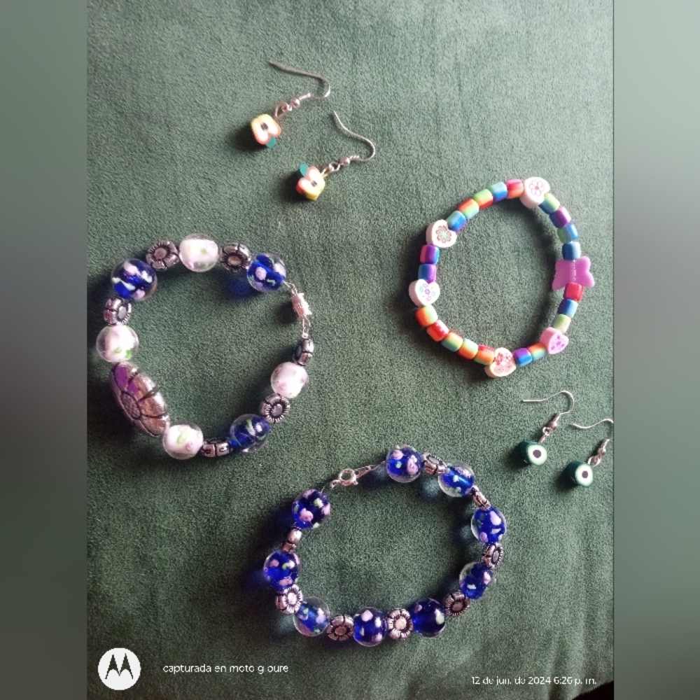 3pulceras y2aretes de fruta azul y blanca